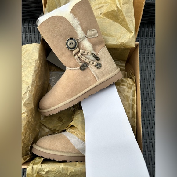 UGG | AZALEA Cozy Winter Boots in Sand (Size 6) | NEW IN BOX Condition - Picture 12 of 16